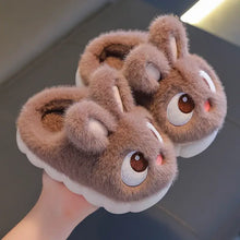 Pantoufles lapin unisexe enfant en peluche marron avec yeux brodés et joues roses pour confort douillet