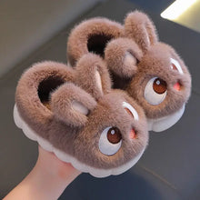 Pantoufles lapin unisexe enfant en peluche marron avec yeux brodés et joues roses pour un confort douillet