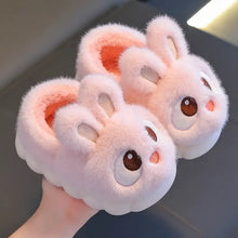 Pantoufles lapin unisexe enfant en peluche rose avec yeux brodés marron et petit nez orange