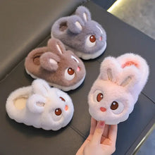 Pantoufles lapin unisexe enfant en peluche rose pastel avec yeux brodés marron et nez rouge miniature