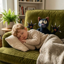 Peluche chat monstre bleu foncé en peluche avec yeux blancs nez rose et coussinets noirs griffes blanches