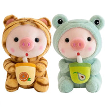 Deux peluches cochon cosplay animaux en costume tigre beige et grenouille bleu tenant des gobelets thème fruit