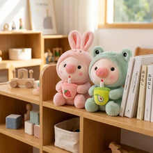 Peluche cochon cosplay animaux rose et verte en costume lapin et grenouille tenant des tasses fraise et avocat