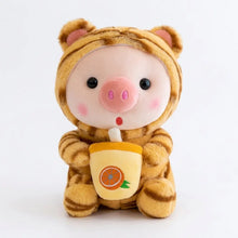 Adorable peluche cochon cosplay animaux en costume tigre rayé tenant une tasse jaune avec tranche dorange