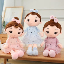 Peluche douce fille japonaise avec trois poupées en peluche aux cheveux bruns et robes pastel à motifs délicats