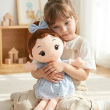 Peluche douce fille japonaise en tissu peluche avec cheveux bruns noués et robe bleue à motifs floraux délicats