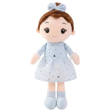 Peluche douce fille japonaise bleu clair avec cheveux bruns noués et robe à motifs géométriques noires