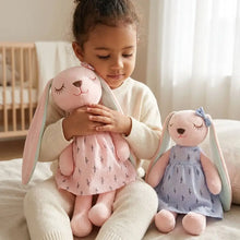 Peluche lapin longues oreilles rose doux en peluche vêtu d’une robe florale délicate avec oreilles longues et yeux brodés fermés