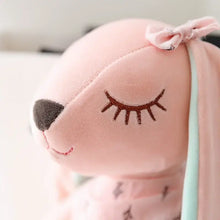 Peluche lapin longues oreilles rose en peluche avec yeux brodés marron et petit nœud sur la tête