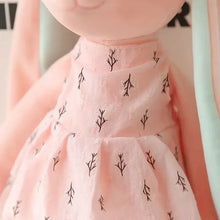Peluche lapin longues oreilles en peluche rose douce avec robe transparente brodée de branches noires