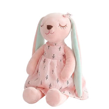 Peluche lapin longues oreilles rose doux avec oreilles menthe et robe rose à motifs arbres noirs et nœud floral
