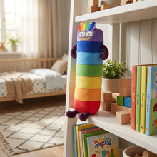 Peluche personnage chiffre modèle arc en ciel avec rayures segmentées arc en ciel, membres violets et visage joyeux
