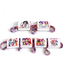 Petit sac à bandoulière enfant blanc avec motifs cartoon colorés de huntrx et lanières rayées arc-en-ciel pour petits objets