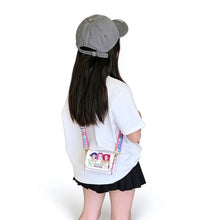 Petit sac à bandoulière enfant en cuir blanc avec motifs cartoon colorés et bordure rose pour petits objets