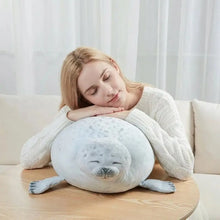 Peluche phoque rond grognon en tissu doux blanc et gris à motifs, avec détails brodés et petites nageoires