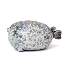 Peluche phoque rond gris et blanc avec tissu tacheté, corps doux et arrondi, petites nageoires et visage grognon