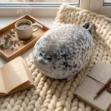 Peluche phoque rond gris et blanc à motifs tachetés avec corps doux arrondi et visage brodé à lair grognon