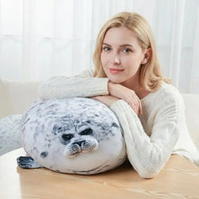 Peluche phoque rond gris et blanc à motif tacheté avec texture douce et détails réalistes du visage