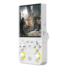 Console portable r36 ultra blanc avec écran ips 4 pouces affichant un jeu d’action et boutons colorés encadrés jaune