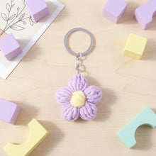 Porte-clés fleur tricotée délicate en lavande avec centre jaune doux attachée à un anneau métallique argenté