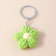 Porte-clés fleur tricotée vert citron fait main avec centre crème et anneau métallique argenté