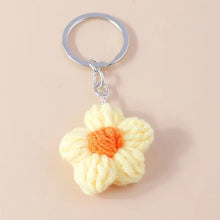 Porte-clés fleur tricotée en forme de marguerite jaune et orange avec anneau en métal argenté