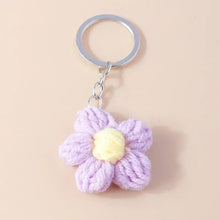 Porte-clés fleur tricotée en lavande délicate avec centre jaune doux sur anneau et chaîne métal argenté