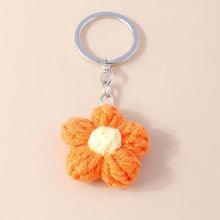 Porte-clés fleur tricotée orange avec centre crème en crochet pour un accessoire décoratif élégant