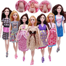 Poupée maman avec deux mini-bébés de 30 cm et six barbie déguisées en magasin de jouets