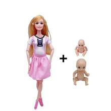 Poupée maman blonde avec t-shirt blanc chat noir et salopette rose, idéale pour déguisement carnaval en magasins de jouets