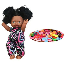 Mini-poupon à peau foncée d’environ 13 cm avec cheveux noirs bouclés, yeux bleus, en combinaison rose vif, noir et blanc