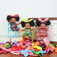 Trois mini-poupon à peau foncée d’environ 13 cm habillés colorés avec bandeaux uniques assis sur chaises miniatures