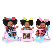 Trois mini-poupons à peau foncée d’environ 13 cm avec cheveux bouclés et accessoires colorés en mobilier plastifié