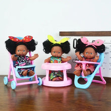 Trois mini-poupons à peau foncée d’environ 13 cm avec cheveux bouclés et accessoires colorés pour poupées