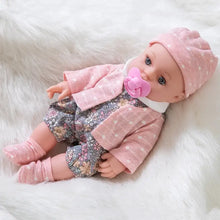 Poupon en vinyle 30 cm habillé d un bonnet tricot rose à pois avec veste et chaussettes assorties, idéal pour magasins de jouets et déguisement carnaval