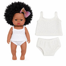 Poupon reborn à peau foncée en vinyle 35 cm avec afro bouclé noir et nœud rose en top et bas en dentelle blanche