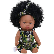 Poupon reborn à peau foncée en vinyle 35 cm avec afro bouclé noir et salopette à motif feuilles vert blanc noir