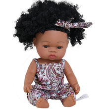 Poupon reborn à peau foncée en vinyle 35 cm avec cheveux afro bouclés et salopette à motifs paisley blanc rouge violet