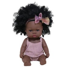 Poupon reborn à peau foncée en vinyle 35 cm avec cheveux bouclés noirs, body en dentelle rose et bandeau assorti rose et or