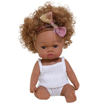 Bébé poupon reborn à peau foncée en vinyle 35 cm avec cheveux bruns bouclés et body blanc crocheté