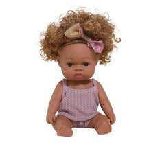 Poupon reborn à peau foncée en vinyle 35 cm avec cheveux blonds bouclés et tenue en dentelle lavande