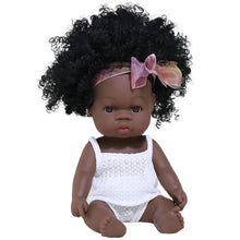 Poupon reborn à peau foncée en vinyle 35 cm avec afro noir, body en dentelle blanche et bandeau satiné rose avec nœud
