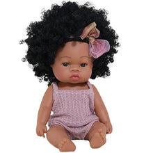 Poupon reborn à peau foncée en vinyle 35 cm avec afro noir et tenue lavande en dentelle orné d’un nœud rose et or