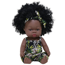 Poupon reborn à peau foncée en vinyle 35 cm avec coiffure afro bouclée et salopette à motifs feuilles vert blanc noir