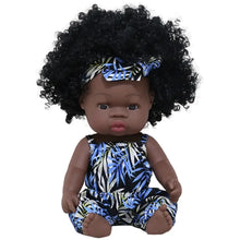 Poupon reborn à peau foncée en vinyle 35 cm avec afro volumineux et tenue bleue à motif feuilles avec bandeau assorti