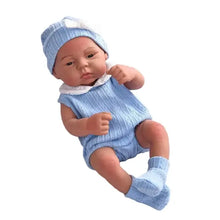 Poupon reborn d’environ 40 cm vêtu d’une combinaison bleue en tricot avec col en dentelle blanche et bonnet assorti
