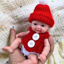 Mini-poupon reborn vivienne en silicone 15 cm avec un bonnet rouge tricoté et pompon blanc sur le dessus