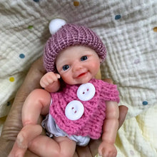 Mini-poupon reborn vivienne en silicone 15 cm avec peau réaliste, yeux bleus, bonnet violet et gilet rose à boutons blancs