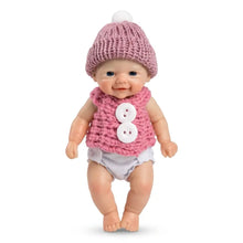Mini-poupon reborn vivienne en silicone 15 cm vêtue d’un ensemble rose tricoté avec chapeau pompon blanc et gilet boutons blancs