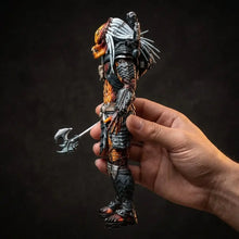 Figurine predator clan leader avec armure noire et orange, dreadlocks argentés, tenant une hache détaillée